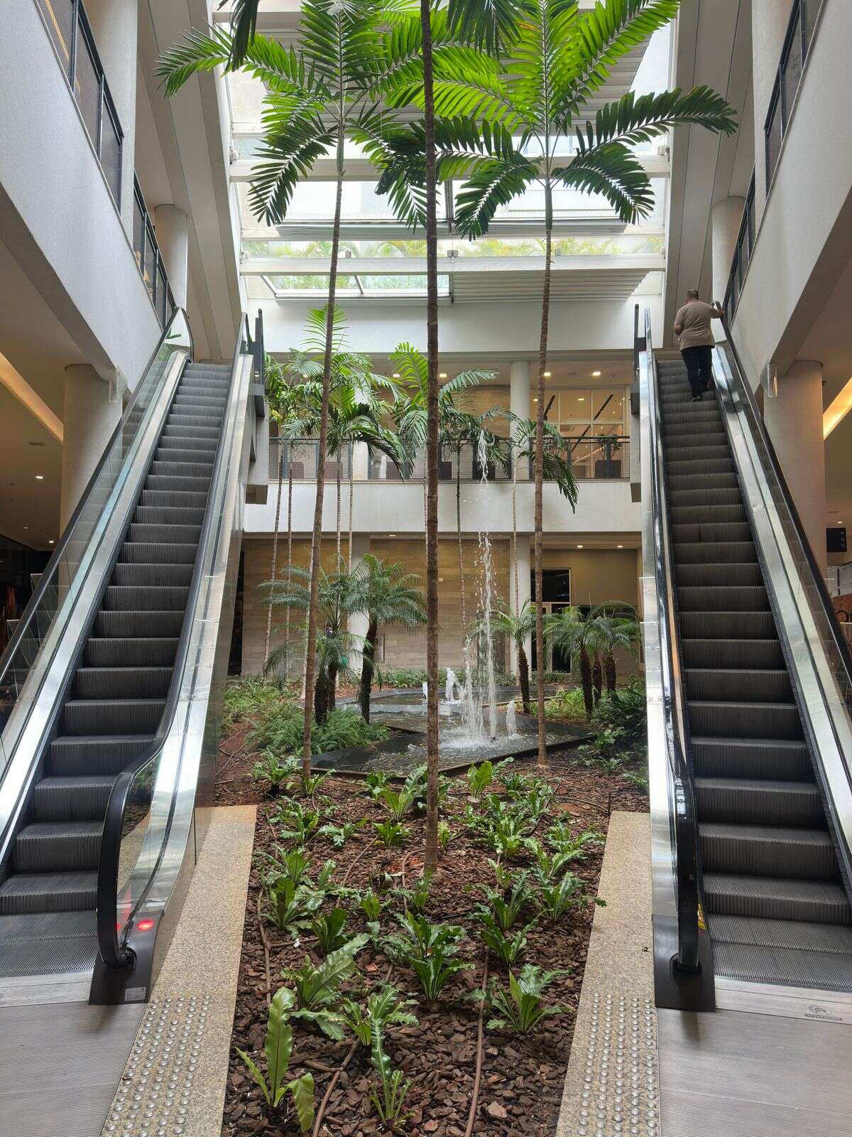 Studio mobiliado no Patteo Bosque Maia em frente ao Hospital São Luiz — locação imediata